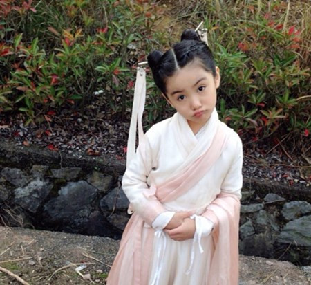 Thậm chí, vai diễn Tiểu Long Nữ lúc nhỏ trong "Tân Thần điêu đại hiệp" (2014) của cô bé còn khiến Tiểu Long Nữ lớn (Trần Nghiên Hy) bị “lu mờ”.
