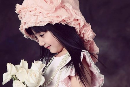 Vẻ đẹp trong sáng, đáng yêu của thiên thần nhí Trương Tử Mộc khiến nhiều khán giả thích thú.