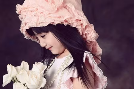 Vẻ đẹp trong sáng, đáng yêu của thiên thần nhí Trương Tử Mộc khiến nhiều khán giả thích thú.