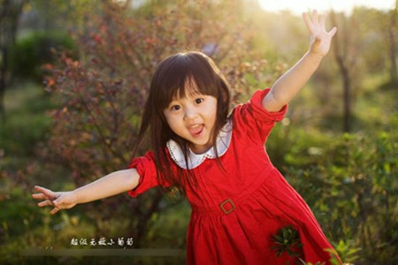 Tiểu Bồ Đào gây ấn tượng với đôi mắt to tròn, đen láy cùng nét xinh xắn, đáng yêu. Cô bé thế hệ 10X từng khiến cư dân mạng chao đảo bởi nét trong sáng và thơ ngây. Dù mới 8 tuổi song Tiểu Bồ Đào đã là một người mẫu nhí nổi tiếng và đóng hàng trăm quảng cáo.