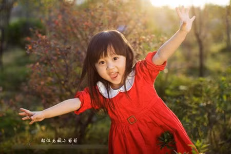 Tiểu Bồ Đào gây ấn tượng với đôi mắt to tròn, đen láy cùng nét xinh xắn, đáng yêu. Cô bé thế hệ 10X từng khiến cư dân mạng chao đảo bởi nét trong sáng và thơ ngây. Dù mới 8 tuổi song Tiểu Bồ Đào đã là một người mẫu nhí nổi tiếng và đóng hàng trăm quảng cáo.