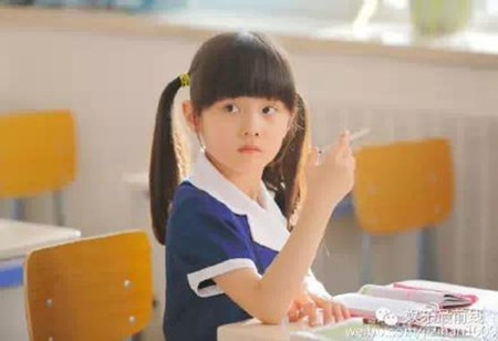 Cô bé hiện đang gây sốt trên màn ảnh với vai La Thiến Thiến trong "Mẹ hổ bố mèo" đóng cùng Triệu Vy và Đồng Đại Vỹ.