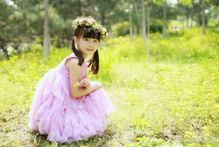 Cô bé sinh ngày 9/10/2007 tại Bắc Kinh, Trung Quốc. Kỷ Tư Hàm tham gia đóng phim quảng cáo từ năm 2 tuổi.