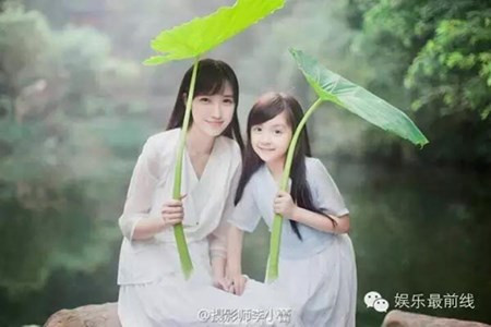 Cô nhóc Tiểu Bình Quả khiến người đối diện “xao xuyến” bởi vẻ đẹp tinh khôi, trong sáng. Ngoài việc làm mẫu ảnh, An Kỳ Nhĩ còn tham gia nhiều chương trình nổi tiếng như Happy Camp, Grade One…