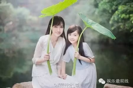 Cô nhóc Tiểu Bình Quả khiến người đối diện “xao xuyến” bởi vẻ đẹp tinh khôi, trong sáng. Ngoài việc làm mẫu ảnh, An Kỳ Nhĩ còn tham gia nhiều chương trình nổi tiếng như Happy Camp, Grade One…