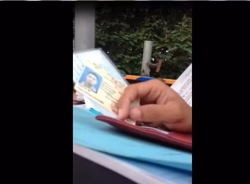 Tam dinh chi to CSGT nem giay to cua nguoi dan