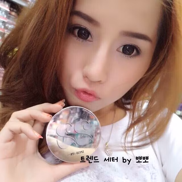 Sản phẩm phấn tươi này hiện đang được rất nhiều sao Hàn ưa chuộng. Đây được xem là tổng hợp tất cả những gì phụ nữ cần cho một lớp make up hoàn hảo. Phấn phủ có độ ẩm mịn cao, kết cấu bám dính tốt, kiềm dầu và che phủ lỗ chân lông tốt mà ko hề gây bít da mặt.
