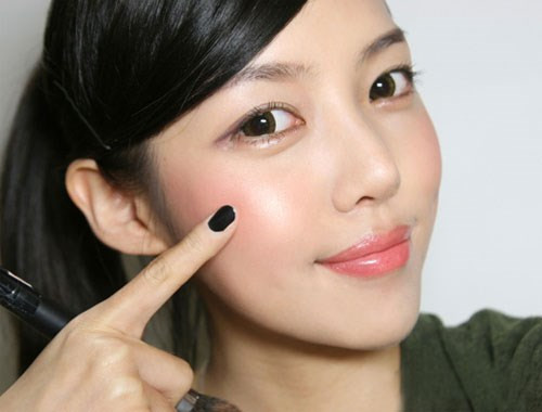 Phấn tươi rất thích hợp cho những bạn gái chuộng phong cách trang điểm tự nhiên như không với một lớp nền thực sự láng mỏng, dịu nhẹ. Đặc biệt là mùa hè nóng bức, phấn tươi không thấm nước, có chỉ số chống nắng cao nên các cô nàng có thể vô tư xuống nước. Cũng giống như nhiều loại mỹ phẩm khác của Hàn Quốc, kiểu phấn này thiên về sắc trắng, tuy nhiên vẫn tạo cảm giác tự nhiên trang điểm như không.