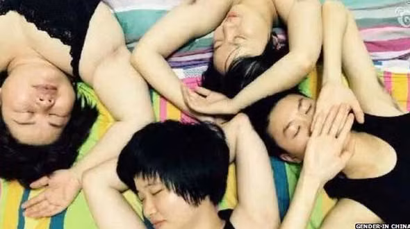 Hình ảnh những cô gái xinh đẹp tự sướng với lông nách của chính mình đang tràn ngập trên trang mạng xã hội. Một page đã lập ra về chủ đề này và tổ chức cuộc thi 'tự sướng với lông nách' đã thu hút hơn 28,5 triệu lượt xem, cùng ngàn hình ảnh dự thi trong khoảng thời gian rất ngắn, chỉ vài ngày sau khi phát động.