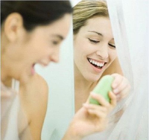 Rửa bằng sữa tắm, xà phòng hay chất tẩy rửa mạnh: Đây là một sai lầm thường gặp, nhất là trong mùa hè. Nhiều chị em có thói quen vệ sinh "vùng kín" bằng chính sữa tắm, xà phòng đang dùng.