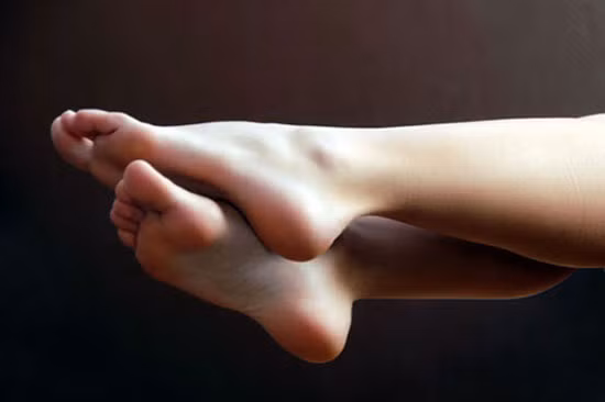 Khử mùi hôi chân. Nguyên nhân gây hôi chân vào mùa hè là do chân tiết nhiều mồ hôi và bị bí trong đôi giày. Để hạn chế mùi hôi của chân, bạn có thể ngâm và rửa chân với nước ấm trước khi ra ngoài và sau một ngày dài. Ngoài ra bạn có thể sử dụng miếng lót giày bằng hương quế và thay tất chân thường xuyên.