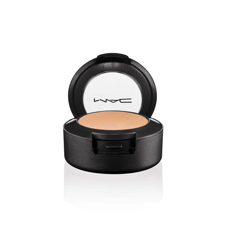 MAC Studio Finish SPF 35 Concealer là sản phẩm hoàn hảo khi nhắc đến việc che phủ những vết sẹo và khuyết điểm. Mac sáng chế những đặc tính tuyệt vời trong sản phẩm này gồm: SPF 35, chất chống oxi hóa, các phân tử silica nhằm hấp thụ dầu.