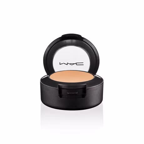 MAC Studio Finish SPF 35 Concealer là sản phẩm hoàn hảo khi nhắc đến việc che phủ những vết sẹo và khuyết điểm. Mac sáng chế những đặc tính tuyệt vời trong sản phẩm này gồm: SPF 35, chất chống oxi hóa, các phân tử silica nhằm hấp thụ dầu.