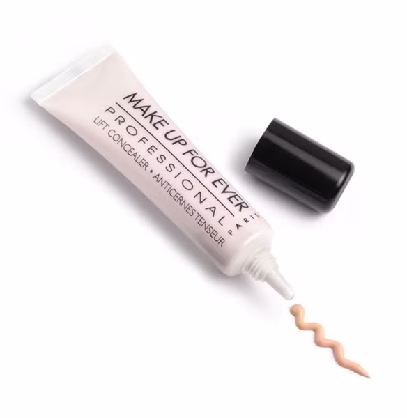 Make Up For Ever Lift Concealer - 25$ (555.000đ). Chứa nhiều vitamin A và E, concealer này không chỉ giúp che phủ khuyết điểm trên da mà còn giúp những vùng da đó được tăng sức đề kháng và trẻ hóa. Chúng nhẹ nhàng, mềm mại và rất lâu trôi. Được đánh giá là hữu dụng khi bạn dùng cả ở vùng quầng thâm dưới mắt lẫn bất cứ đốm da nào có vấn đề, tuýp kem này dễ dàng được đa số chị em lựa chọn nhờ những điểm cộng quá đỗi ấn tượng của mình.
