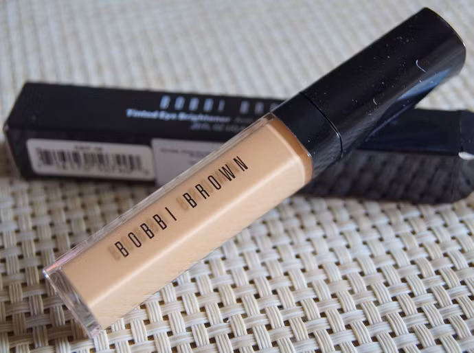 Bobbi Brown Tinted Eye Brightener - 30$ (660.000đ). Loại concealer nhẹ nhàng, tươi sáng này hoàn hảo để sử dụng che khuyết điểm vùng bọng mắt. Chúng nhìn rất tự nhiên, giúp vùng mắt của bạn bừng sáng, từ đó khiến gương mặt nhìn tươi tắn, trẻ trung hơn rất nhiều.