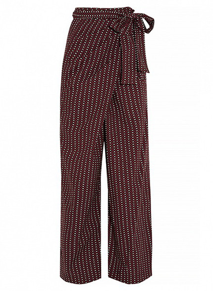 Quần vạt quần thường được làm từ chất liệu mềm để tạo độ bồng bềnh khi di chuyển, rất thích hợp với những chuyến đi biển.