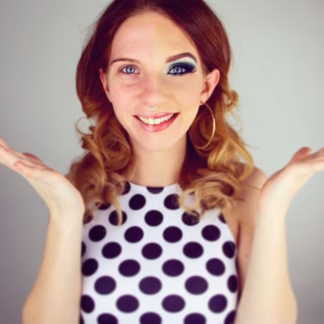 Cô gái trông quyến rũ hơn hẳn khi phủ lên lớp trang điểm.