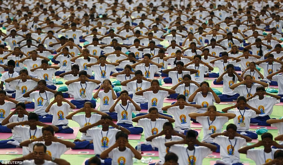 Hàng triệu người trên khắp Ấn Độ tham gia các buổi thực hành yoga hôm Chủ nhật đánh dấu Ngày Quốc tế Yoga, 21/6, được cử hành lần đầu tiên trên thế giới.