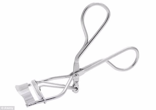 Bấm móng tay, dụng cụ uốn mi và nhíp cũng cần được vệ sinh nếu không muốn vi khuẩn tấn công gây mụn và dị ứng. Đối với các dụng cụ bằng như nhíp, kẹp mi, tỉa lông mày, bấm móng tay, kìm cắt da... bạn hãy rửa chúng bằng xà phòng, tráng lại với nước sạch rồi lấy khăn khô thấm hết nước. Sau đó, bạn có thể sử dụng bông thấm cồn hoặc rượu để lau diệt khuẩn.