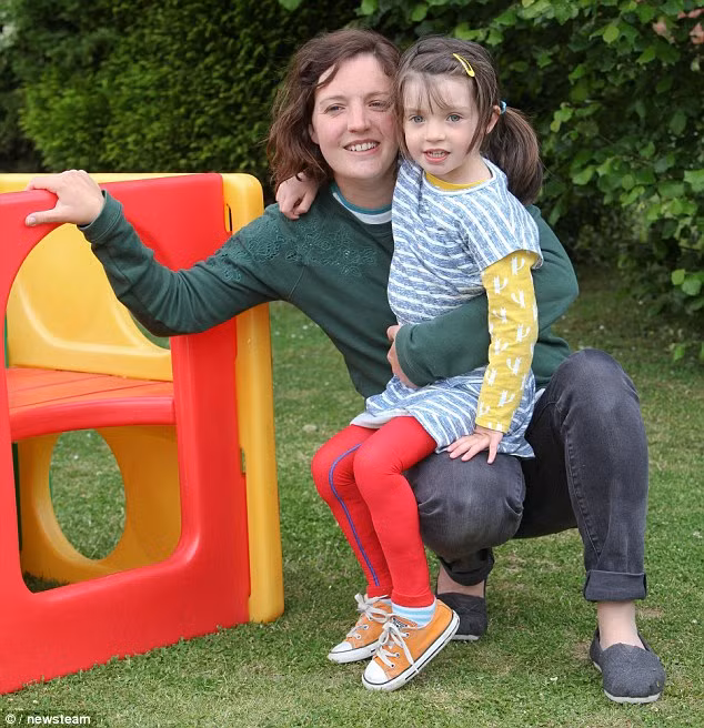 Các bác sĩ cho rằng bé mắc phải chứng rối loạn hiếm gặp được gọi là ban xuất huyết nhiễm khuẩn cấp tính, gây ra biến chứng bệnh thủy đậu.