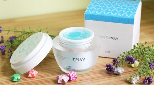 Gel dưỡng da mát lạnh. Sản phẩm làm đẹp kiểu mới này có xuất xứ từ Hàn Quốc đang khiến nhiều chị em phát cuồng bởi loại gel dưỡng này tạo hiệu ứng mát lạnh cho da, giúp giảm sưng tấy và se khít lỗ chân lông mà không gây đổ dầu.