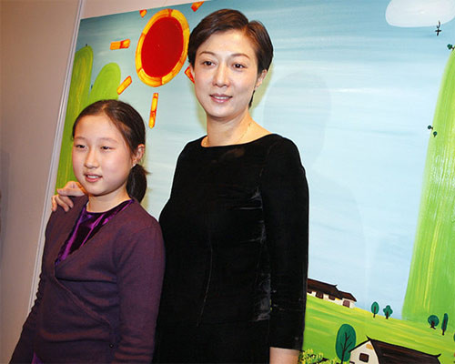  Con gái Thành Long cô đơn và từng nhiều lần muốn tự sát. Trác Lâm từng chia sẻ, trong cuộc sống thường ngày, cô bé không có bạn bè thân thiết, họ hàng cũng rất ít. Cô thường làm bạn với những chú mèo. Chỉ có điều, một thời gian sau, những chú mèo này thường chết sớm. Điều đó khiến cô bé luôn buồn rầu. Giáo viên phụ trách lớp của Trác Lâm tiết lộ, con gái của Thành Long nhiều lần đã nghĩ đến việc tự sát nhưng được bạn bè và thầy cô phát hiện sớm.