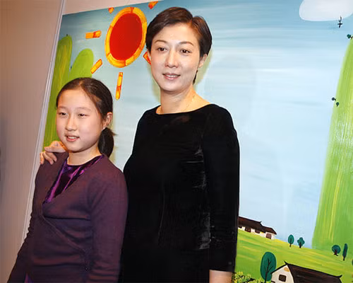  Con gái Thành Long cô đơn và từng nhiều lần muốn tự sát. Trác Lâm từng chia sẻ, trong cuộc sống thường ngày, cô bé không có bạn bè thân thiết, họ hàng cũng rất ít. Cô thường làm bạn với những chú mèo. Chỉ có điều, một thời gian sau, những chú mèo này thường chết sớm. Điều đó khiến cô bé luôn buồn rầu. Giáo viên phụ trách lớp của Trác Lâm tiết lộ, con gái của Thành Long nhiều lần đã nghĩ đến việc tự sát nhưng được bạn bè và thầy cô phát hiện sớm.