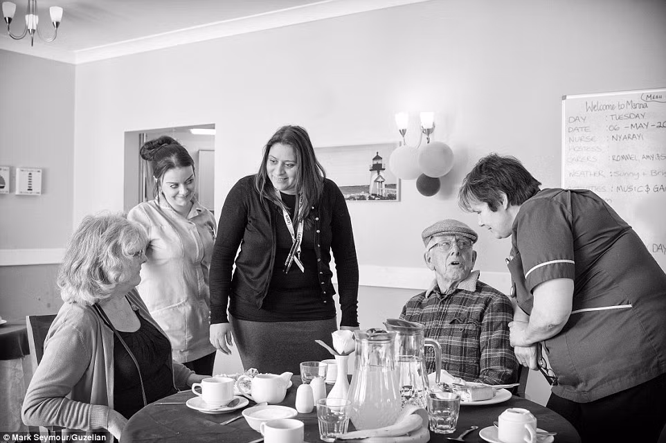 Tháng 5/2014. Ông Ronnie chơi đàn harmonica yêu quý của mình tại Oak House, nơi ông sống cho đến khi qua đời.