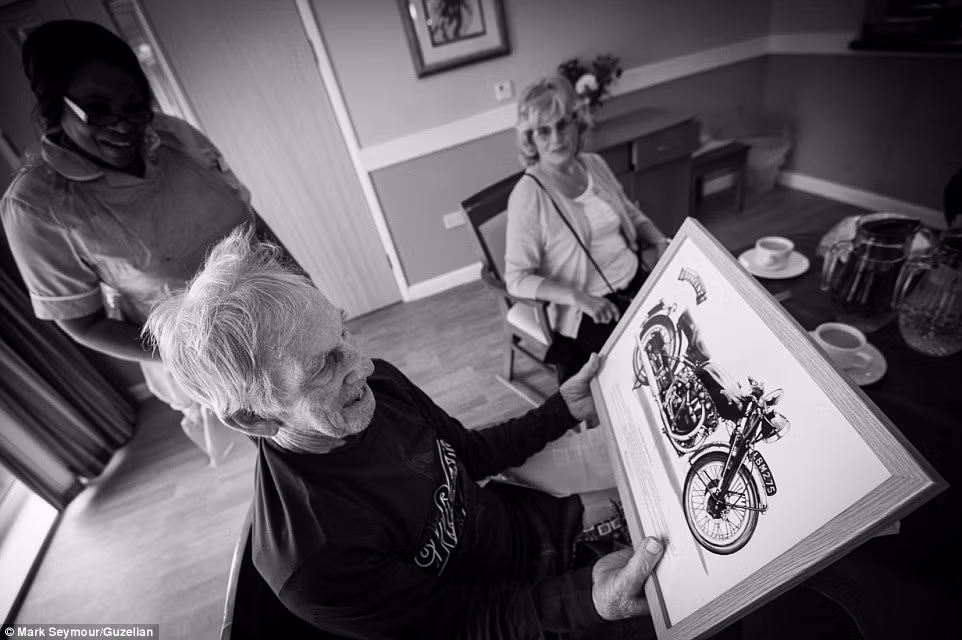 Tháng 12/2014, dù không nhớ được tên của các thành viên trong gia đình mình, ông Ronnie vẫn rất thích thú với hình ảnh về chiếc xe Vincent của mình.