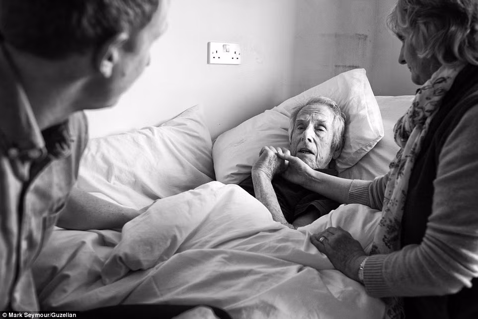 Ông Ronnie Seymour qua đời ngày 23/3/2015 sau 4 năm chiến đấu với chứng bệnh Alzheimer.