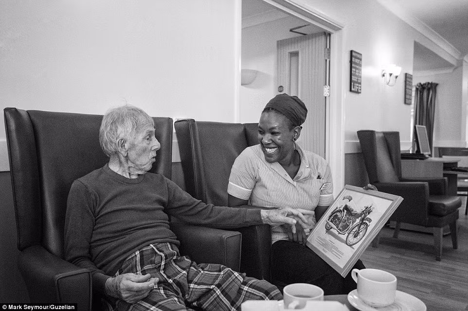 Tháng 6/2014, một nhân viên chăm sóc tại Oak House cho ông Ronnie xem lại bức ảnh xe gắn máy Vincent của ông.