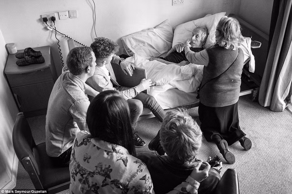 Tháng 2/2015, những người thân trong gia đình ở bên ông Ronnie những giây phút cuối cùng.