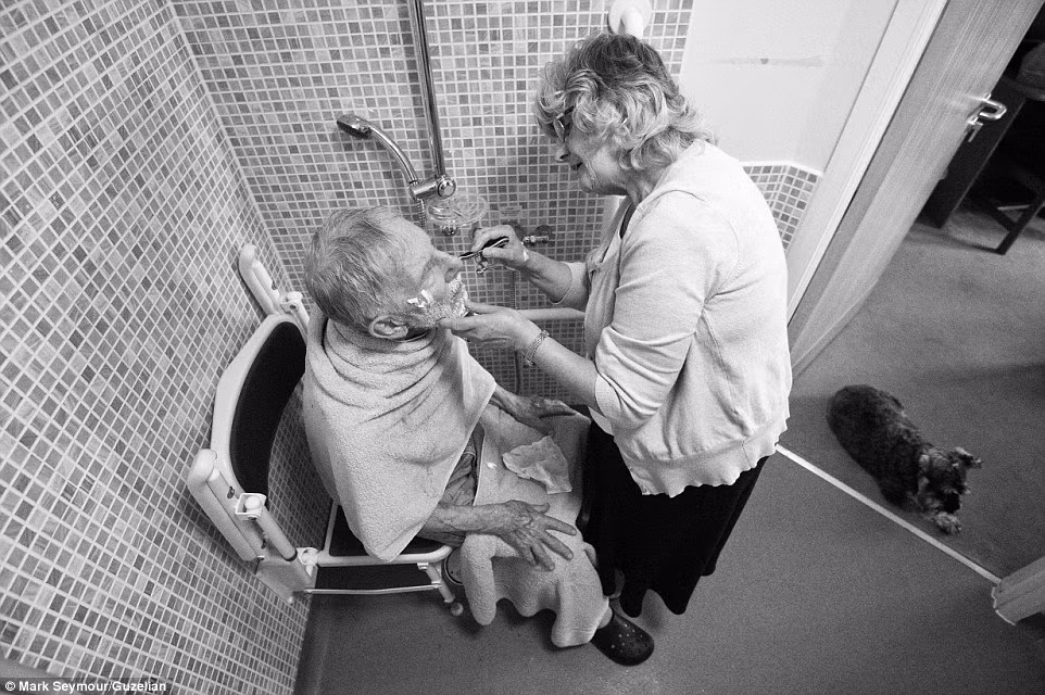 Tháng 7/2014, bà Winnie cẩn thận giúp chồng cạo râu.