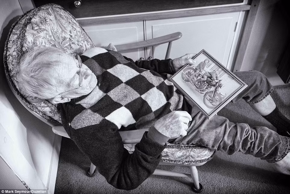 Bức ảnh chụp Ronnie tháng 11/2013. Nhiếp ảnh gia cho hay, ông hay hy vọng những bức ảnh cảm động này sẽ giúp ích cho những gia đình có người thân bị bệnh mất trí nhớ.