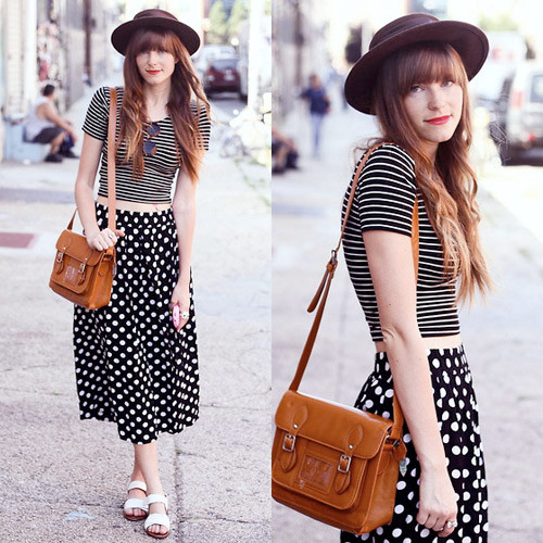 Nếu muốn một chút phá cách cho thời trang dạo phố thì một chiếc áo thun crop top và chân váy maxi chấm bi cùng tông màu đen trắng sẽ là gợi ý thú vị dành cho bạn trong hè này.