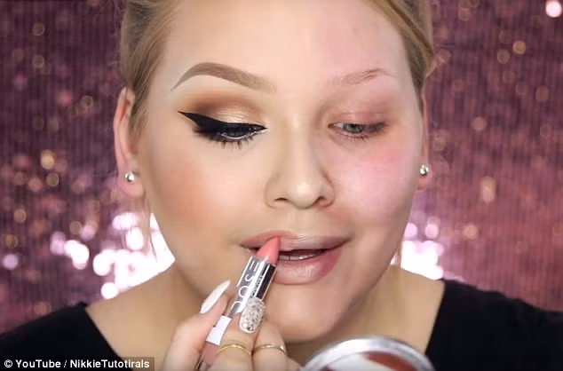 Son dưỡng, son màu và son bóng được áp dụng sau khi lớp trang điểm hoàn thiện.