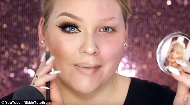 Trước khi đánh son, Nikkie cũng dùng chì nude đánh rõ viền môi.