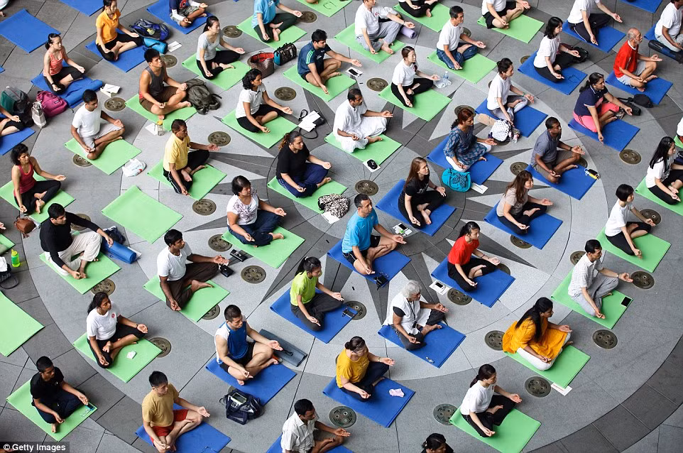 Biểu diễn yoga tập thể tại Singapore.