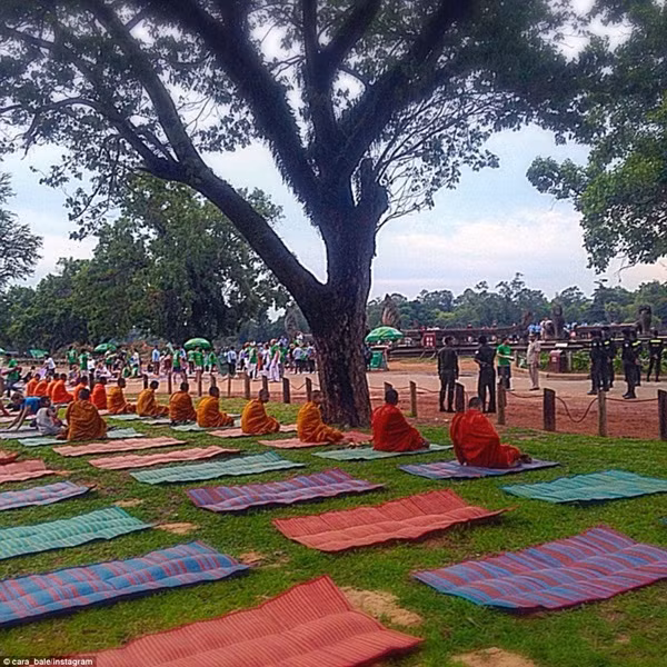 Các nhà sư tập Yoga tại Angkor Wat, Campuchia.
