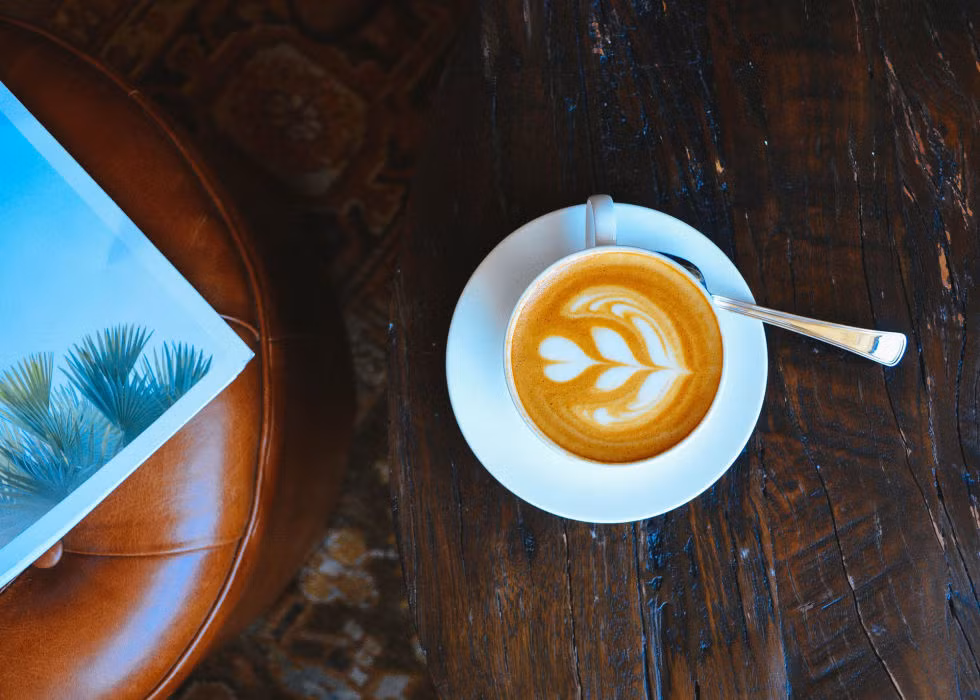 Bạn đang uống quá nhiều cà phê. Cà phê làm tăng nồng độ axit, dẫn đến mất cân bằng pH trong cơ thể, gây ra tình trạng viêm da như mụn, ban đỏ.