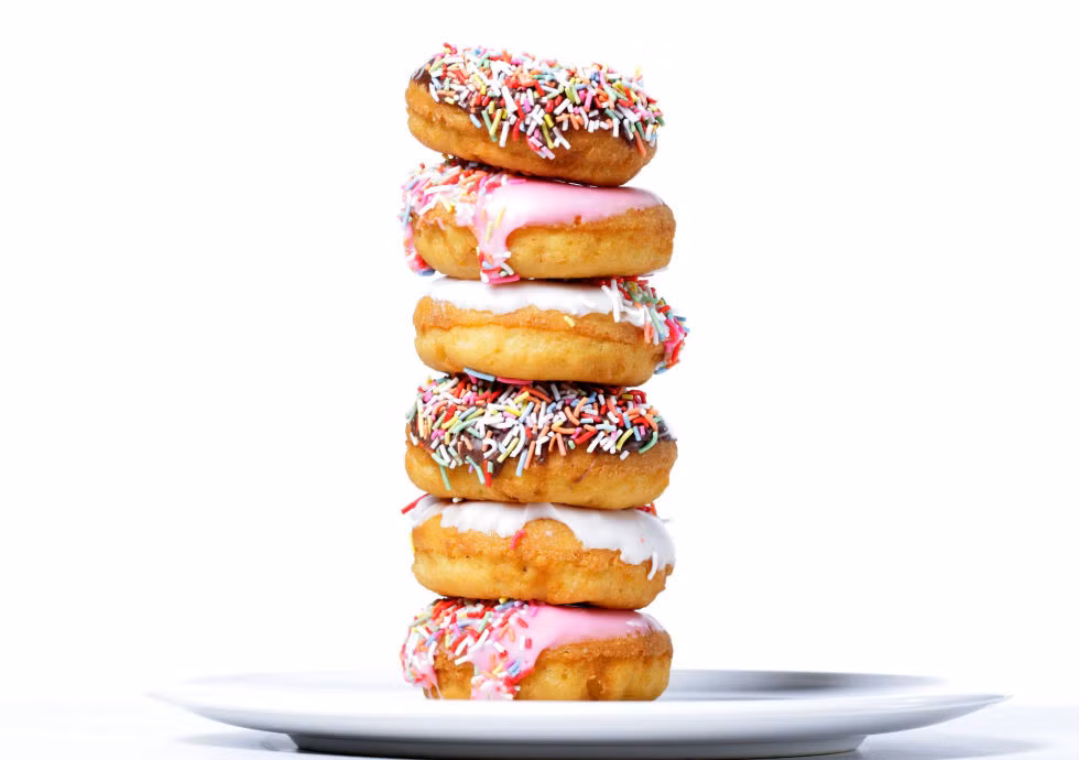 Bạn ăn quá nhiều đường. Mặc dù chưa có ai dám khẳng định 100% nhưng nhiều nhà dinh dưỡng học cho rằng thói quen dùng quá nhiều đường sẽ khiến tình trạng mụn ngày càng trở nên tồi tệ hơn. Chocolate, kẹo hay các đồ uống có chứa đường đều không tốt. Hãy từ từ cắt bỏ lượng đường mà bạn thường dùng hàng ngày.