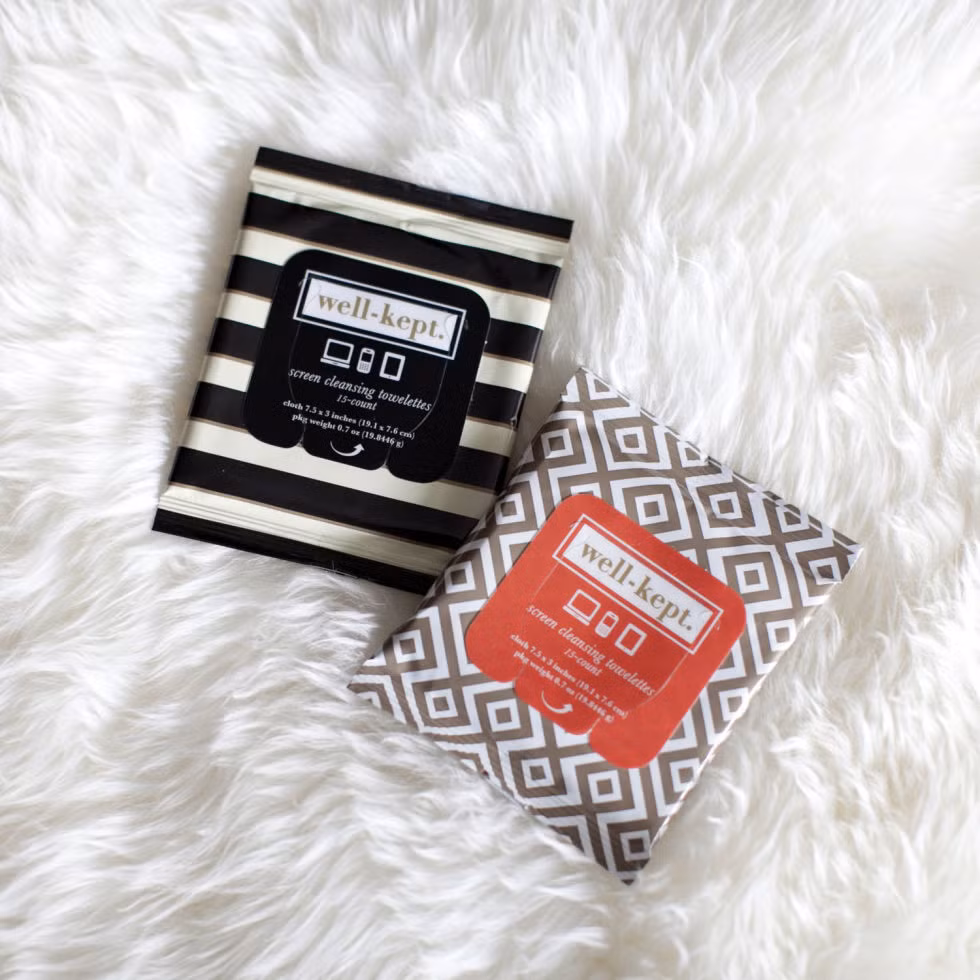 Smartphone của bạn lây lan mầm bệnh. Bạn có biết, khi nghe điện thoại di động, những vi khuẩn tích tụ ở trên điện thoại chính là nguyên nhân gây mụn. Khi nghe điện thoại, da bạn sẽ bị nóng, tiết nhiều mồ hôi kết hợp với vi khuẩn và bụi bẩn trên điện thoại, chúng sẽ lây lan và phát triển nhanh chóng bởi môi trường nóng ẩm trên da.