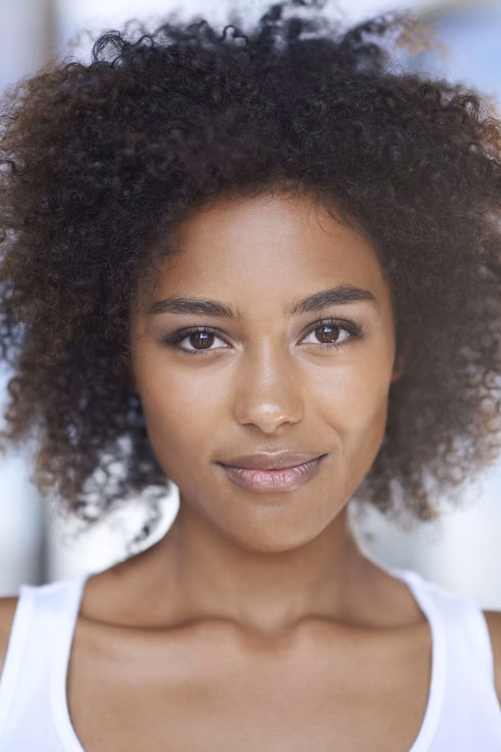 Bạn trang điểm quá dày. Trang điểm quá dày gây ra sự tắc lỗ chân lông, nhờn hút bụi bẩn trên da, dễ khiến mụn mọc nhiều hơn.