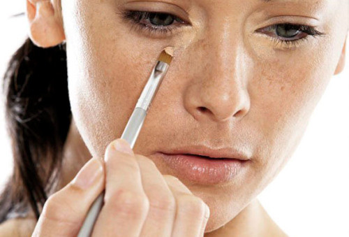 Nếu sử dụng như hướng dẫn của nhà sản xuất, là dùng ngay sau các bước dưỡng da (không dùng phấn lót) thì sản phẩm gần như chỉ làm tăng cường độ ẩm, giúp da trông mịn và mướt hơn chứ không thể che phủ được hết các khuyết điểm. Một số người đã sử dụng cho biết, với những làn da có nhiều khiếm khuyết như vết thâm, mẩn đỏ hay mụn, Ver.22 Bounce Up Pact XS hầu như không như mong đợi.