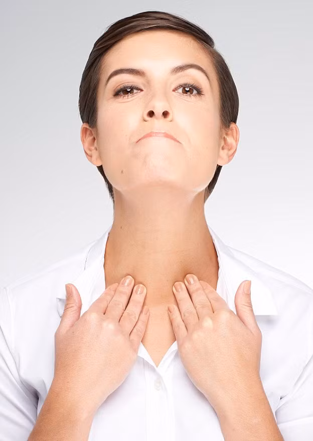 Bước 1: Nhìn thẳng mặt về phía trước, vuốt dọc bàn tay từ cằm xuống phần xương đòn ở cổ bạn. Hơi ngửa mặt lên, mắm môi dưới lên trên môi trên, sau đó từ từ mỉm cười, giữ đến 10 giây, thư giãn và từ từ lặp lại.