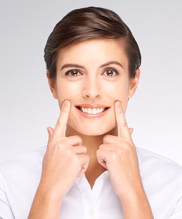 Bước 5. Hơi nghiến răng, chạm ngón trỏ vào 2 bên má gần với khóe miệng. Sau đó, từ từ mỉm cười, từ từ di chuyển ngón tay từ má đến thái dương, giữ nụ cười trong 6 giây và từ từ lặp lại.