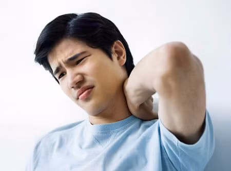 Ở một số người khi tiêm botox có thể bị ngộ độc. Vì bản chất botox là độc tố do vi khuẩn Clostridium botulinum tiết ra trong thực phẩm nên nếu nó lan ra ngoài vùng cơ được tiêm thì sẽ gây ra các triệu chứng điển hình của ngộ độc thực phẩm đặc trưng của loại khuẩn này như buồn nôn, ói mửa, khó thở, cứng họng, nói không rõ lời, khó nuốt, sụp mí mắt, yếu cả hai bên khuôn mặt, các cơ yếu dần, liệt hô hấp dẫn đến rối loạn nhịp tim. Nếu không chữa trị kịp thời có thể gây nguy kịch.