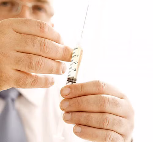 Botox là một loại chất đạm thiên nhiên, được chiết xuất từ vi khuẩn Clostridium Botulinum có tác dụng làm đầy, tác động lên các bó cơ làm chúng trở nên căng, phồng. Đặc biệt, chất này chuyên dùng để ức chế tuyến mồ hôi mà không xâm lấn, thích hợp với những người bị hôi nách nhẹ nhưng ngại phẫu thuật.