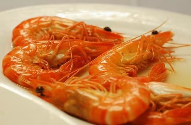 Ăn quá nhiều các loại hải sản như cá biển, bạch tuộc, tôm, cua… có thể góp phần làm nóng, làm ẩm và gây ngứa bộ phận sinh dục.