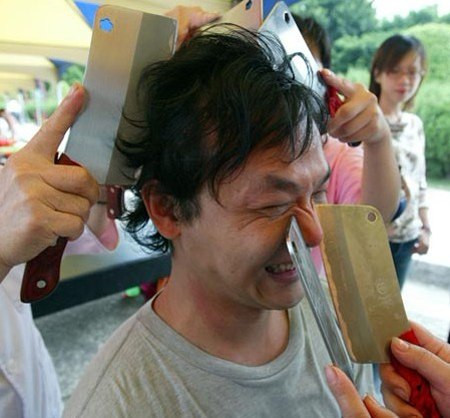 Để thực hiện phương pháp này người ta dùng những con dao phay có bản to và người thực hiện sẽ mài dao trên đá ướt. Khách hàng có thể ngồi thẳng lưng hoặc nằm sấp xuống, họ sẽ được phủ khăn trên lưng. Người thực hiện massage sẽ thực hiện xoa bóp nhẹ nhàng sau đó dùng dao miết lên những phần cơ thể bị đau nhức.